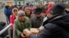 Warga Ukraina antre menunggu roti gratis dari relawan di kota Bakhmut, lokasi pertempuran terberat melawan pasukan Rusia di wilayah Donetsk, Ukraina (foto: dok). 