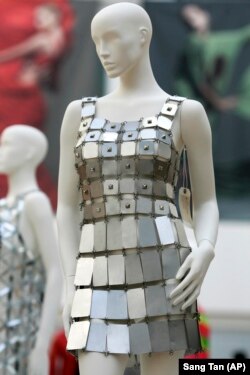 Gaun tunik dari aluminium yang langka rancangan Paco Rabanne dipamerkan di balai lelang Christie di London, 28 Oktober 2008. (Foto: Sang Tan/AP Photo)