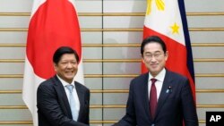 日本首相岸田文雄在东京会晤到访的菲律宾总统小马科斯. (2023年2月9日)