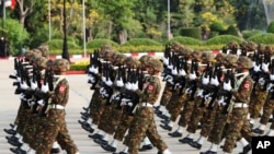 Anggota pasukan militer Myanmar tampil dalam parade memperingati ulang tahun ke-77 Pasukan Bersenjata Myanmar dalam sebuah acara di Naypyitaw, Myanmar, pada 27 Maret 2022. (Foto: AP/Aung Shine Oo)