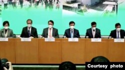 香港特首李家超（右三）2月3日率領多名司局長召開記者會，宣佈2月6日起中港兩地各口岸免核酸檢測全面通關，但是拒絕就新冠疫情成立獨立調查委員會。（網上直播截圖）