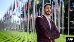ARHIVA - Američki košarkaš Enes Fridom pozira tokom intervjua za AFP, ispred sedišta Ujedinjenih nacija u Ženevi, 5. aprila 2022.