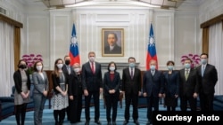 台灣總統蔡英文在台北總統府會見由前美軍印太司令部司令、退役海軍上將菲利普·戴維森（Philip Davidson 左六）率領的一個美國智庫國家亞洲研究局訪問團。 （2023年2月2日）