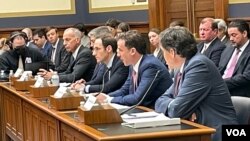 美國眾議院金融服務委員會舉行“抗擊來自中國的經濟威脅“聽證會，前排右2為前特朗普政府白宮經濟顧問克萊特·威廉姆斯。 (2023年2月7日，美國之音鍾辰芳拍攝）