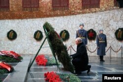 Presiden Rusia Vladimir Putin menghadiri upacara peletakan karangan bunga dalam acara peringatan 80 tahun Pertempuran Stalingrad dalam Perang Dunia Kedua, di Volgograd, Rusia, 2 Februari 2023. (Sputnik/Dmitry Lobakin via Reuters)