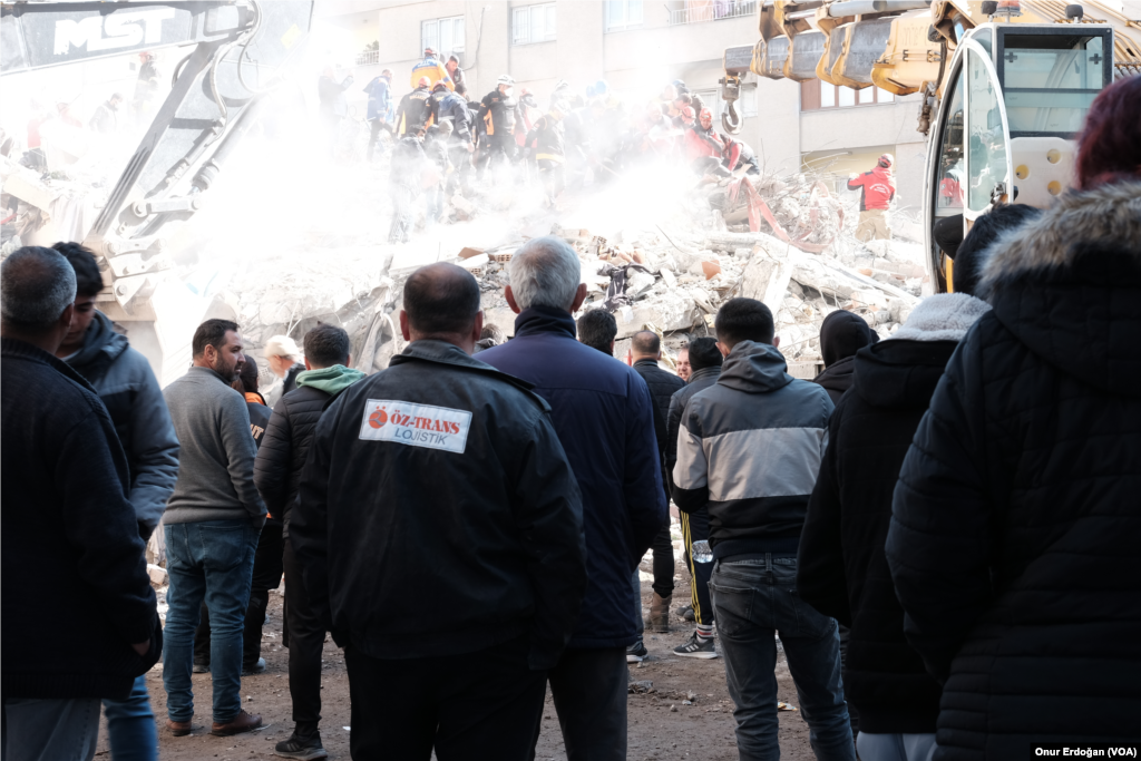 Metin Tamer sitesinde her katta 4 daire vardı. Enkazdan ilk gün birkaç kişi canlı kurtarıldı ama son iki günde 50’den fazla kişinin cansız bedenine ulaşıldı.