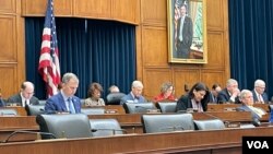 美國眾議院金融服務委員會舉行“抗擊來自中國的經濟威脅”聽證會。 (2023年2月7日，美國之音鍾辰芳拍攝）
