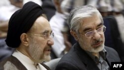 از چپ به راست، محمد خاتمی، رییس جمهور پیشین ایران،‌ و میر حسین موسوی، صدراعظم پیشین آن کشور 
