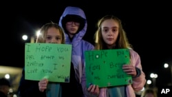 Vilou i Ejva Kroford izražavaju podršku učiteljici Ebi Zverner na bdenju u njenu čast 9. januara 2023, posle pucnjave u osnovnoj školi Ričnek u Njuport Njuzu u Virdžiniji. 