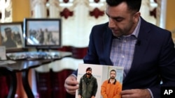 سمیع‌الله صافی با عکس برادرش عبدالواسع صافی 