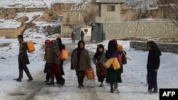 Anak-anak Afghanistan membawa kontainer untuk membawa air minum pada saat musim dingin di provinsi Badakhshan (ilustrasi). 