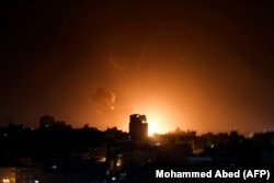 Api dan asap mengepul di atas gedung-gedung di Kota Gaza saat Israel melancarkan serangan udara ke daerah kantong Palestina pada 2 Februari 2023. (Foto: AFP)