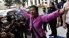 CEO Rappler dan Peraih Nobel Maria Ressa bersorak setelah pengadilan Manila membebaskannya dari kasus penggelapan pajak, di luar Pengadilan Banding Pajak di Kota Quezon, Filipina, 18 Januari 2023. (Foto: REUTERS/Eloisa Lopez)