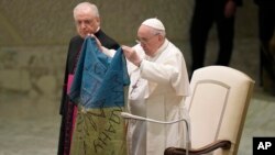 Papa Françesku tregon flamurin që tha se iu soll nga qyteti Bucha, i Ukrainës (6 prill 2022)
