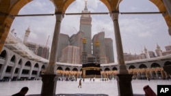 Sejumlah jemaah haji tampak saling menjaga jarak ketika melaksanakan tawaf mengelilingi Ka'bah dalam ritual ibadah haji di Makkah, Arab Saudi, pada 22 Juli 2021. (Foto: AP/Amr Nabil) 