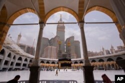 Peziarah Muslim menjaga jarak sosial saat mereka mengelilingi Ka'bah pada 2021. (Foto: AP)
