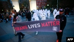 Sejumlah aktivis membawa spanduk bertuliskan "Hidup Para Transgender Berarti" dalam sebuah aksi bersama di New York, pada 20 November 2021. (Foto: AFP/Kena Betancur)