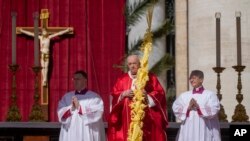 Paus Fransiskus (tengah) memimpin misa Minggu Palma di alun-alun St. Peter di Vatikan, pada 10 April 2022. (Foto: AP/Gregorio Borgia)