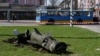 Pecahan rudal Tochka-U tampak di dekat stasiun kerata api di Kramatorsk, Ukraina (foto: ilustrasi). Serangan rudal ini menewaskan sedikitnya 50 orang yang sedang menunggu dievakuasi dari zona perang. 