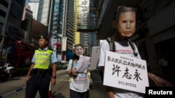 2013年10月1日,香港民主派抗議者戴著象徵許志永的面具在香港街頭抗議，要求中國釋放政治犯。