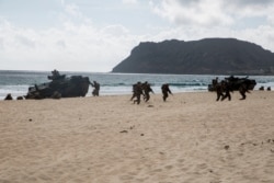 2018년 7월 29일 하와이 미 해병대기지 해변에서 진행된 환태평양합동훈련(RIMPAC)의 연합 상륙 훈련 장면. 사진 제공: DVIDS.