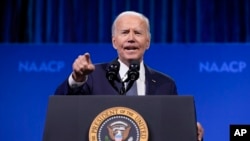Biden li dema pêşkêşkirina axaftinekê li kongreya NAACP li Las Vegas, 16'ê Tîrmehê, 2024.