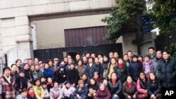 馮正虎(前右一)与部分市民第36次在上海市人大集体請愿
