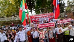 အမေရိကန်သံရုံးရှေ့ ရိုဟင်ဂျာလို့ သုံးနှုန်းမှုအပေါ် ဆန့်ကျင်ကန့်ကွက် ဆန္ဒပြ။ (ဧပြီ ၂၈၊ ၂၀၁၆)
