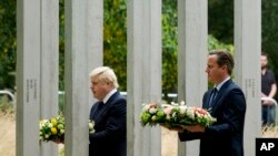 Britanski premijer Dejvid Kameron i gradonačelnik Londona Boris Džonson položili su vence na spomenik žrtvama terorističkih napada na London. 