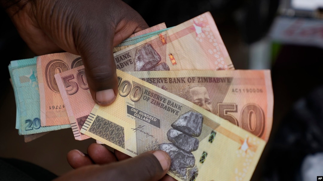 Sarafu ya Zimbabwe isiyo na thamani yeyote na dola ya Marekani katika biashara ya mitaani. 