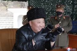 김정은 북한 국무위원장이 2일 전선 장거리 포병부대의 방사포 발사 훈련을 직접 지도했다고 북한 관영 '조선중앙통신'이 3일 보도했다.