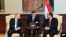 Egyptian President Abdel-Fattah el-Sissi, right, talks to Russian President Vladimir Putin during their meeting in Cairo, Egypt, Feb. 09, 2015. 