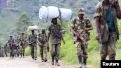 Para pejuang M23 berbaris meninggalkan Goma di timur Kongo (Foto: dok). Polisi Afrika Selatan telah menahan 19 tersangka anggota kelompok ini, Selasa (5/2) di popinsi Limpopo.