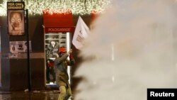 12月27號土耳其警察在伊斯坦布爾市中心用水砲和催淚瓦斯驅散反政府抗議民眾
