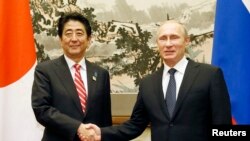 俄羅斯總統普京(右)和日本首相安倍晉三11月9日在北京會晤前的合影