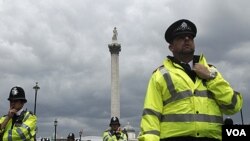 Panitia olimpiade akan meningkatkan jumlah pasukan keamanan bagi Olimpiade di London tahun depan.