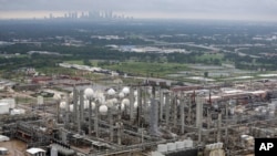 ARSIP – Foto yang diambil tanggal 29 Agustus 2017 menunjukkan pabrik petrokimia TPC, dengan pemandangan Houston di latar belakang (foto: AP Photo/David J. Phillip, Arsip)