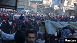 Warga berkumpul untuk dievakuasi dari wilayah al-Sukkari, timur Aleppo, Suriah yang dikuasi oleh pemberontak (15/12).