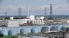 Tangki-tangki penyimpanan air yang masih mengandung bahan radioaktif tampak di pembangkit listrik tenaga nuklir Fukushima Daiichi di Prefektur Fukushima, Jepang, 27 Februari 2021. (Foto: Hiro Komae/AP Photo, arsip)