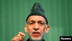 Presiden Afghanistan Hamid Karzai dalam sebuah konferensi pers di Kabul (25/1).