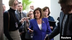 Ketua DPR AS Nancy Pelosi menjawab pertanyaan wartawan di Capitol Hill (8/1). 