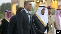 Putra mahkota Arab Saudi yang baru ditunjuk menjadi raja baru, Salman bin Abdulaziz Al Saud, saat mendampingi Presiden AS Barack Obama di Rawdat Khuraim, Arab Saudi, 2014.