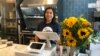 Lilian Wanandy-Perez, salah satu pemilik toko kue ramah alergi "Poffy" di Fairfax, VA (dok: VOA)