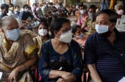 Orang-orang menunggu untuk menerima vaksin COVID-19 di luar pusat vaksinasi di Mumbai, India, Kamis, 13 Mei 2021. (Foto: AP/Rajanish Kakade)