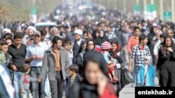 جمعیت در خیابانی در ایران - انتخاب