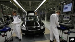 Pekerja Rusia merakit mobil di pabrik perakitan Volkswagen AG di Kaluga, sekitar 160 km barat daya Moskow, Selasa, 20 Oktober 2009. (Foto: AP)