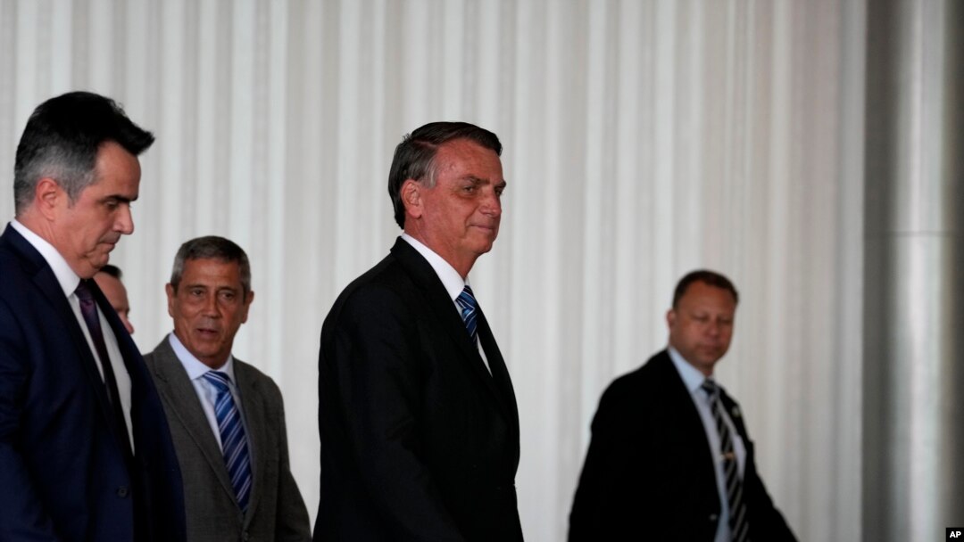 Prezidan Brezilyen Jair Bolsonaro anvan yon diskou nan rezidans prezidansyel la nan Brasilia, Brezil, Madi 1 Nov. 2022. 