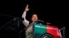 Perdana Menteri Pakistan yang digulingkan Imran Khan memberi isyarat saat dia berbicara kepada para pendukung selama rapat umum, di Lahore, Pakistan 21 April 2022. (Foto: REUTERS/Mohsin Raza)