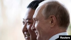 Presiden Rusia Vladimir Putin dan pemimpin Korea Utara Kim Jong Un berfoto saat bertemu di Vladivostok, Rusia, 25 April 2019. (Foto: via Reuters)