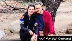 جمشید شارمهد در کنار دخترش غزاله
